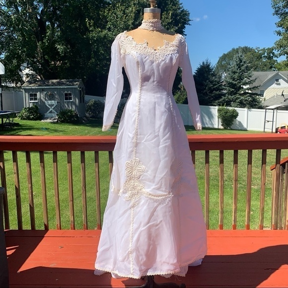 Vintage Dresses & Skirts - Bridal Vintage 1970s high neck long sleeve wedding dress & veils small